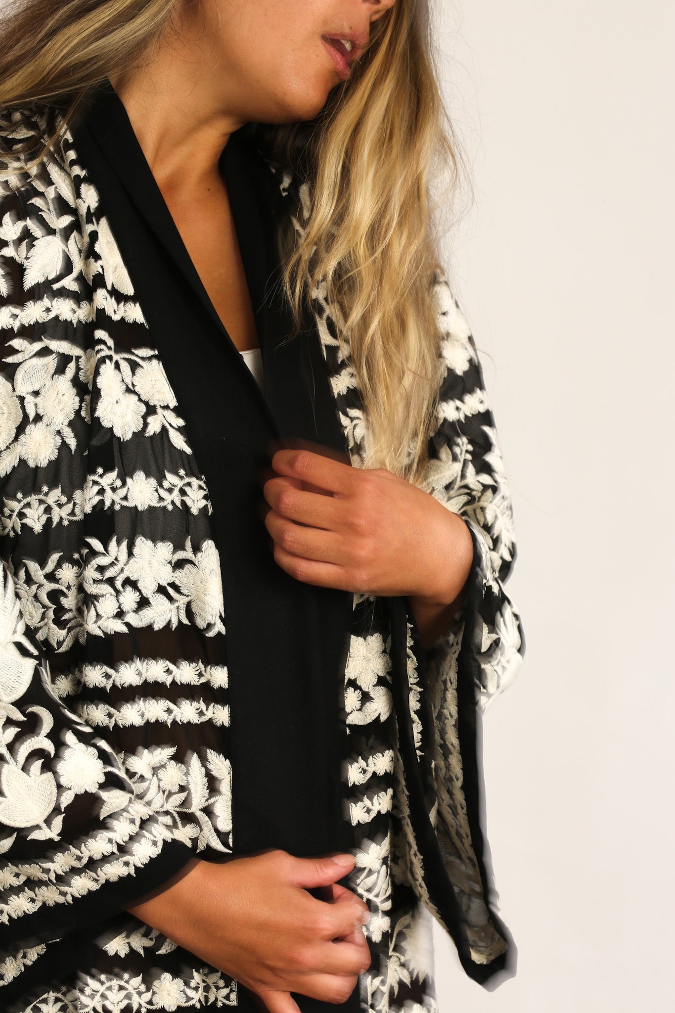 SILK EMBROIDERED CAPSULE COLLECTION KIMONO ARIE