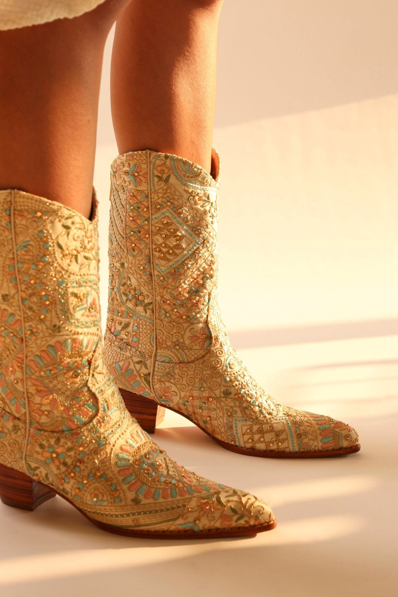FLOWER SILK EMBROIDERED WESTERN BOOTS EMMAMIL