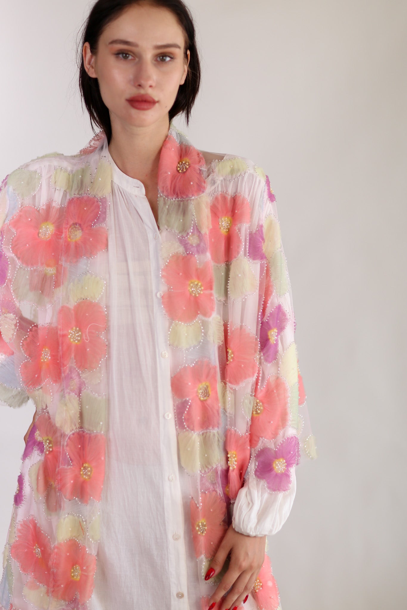 SILK FLOWER EMBELLISHED KIMONO ULISA - white