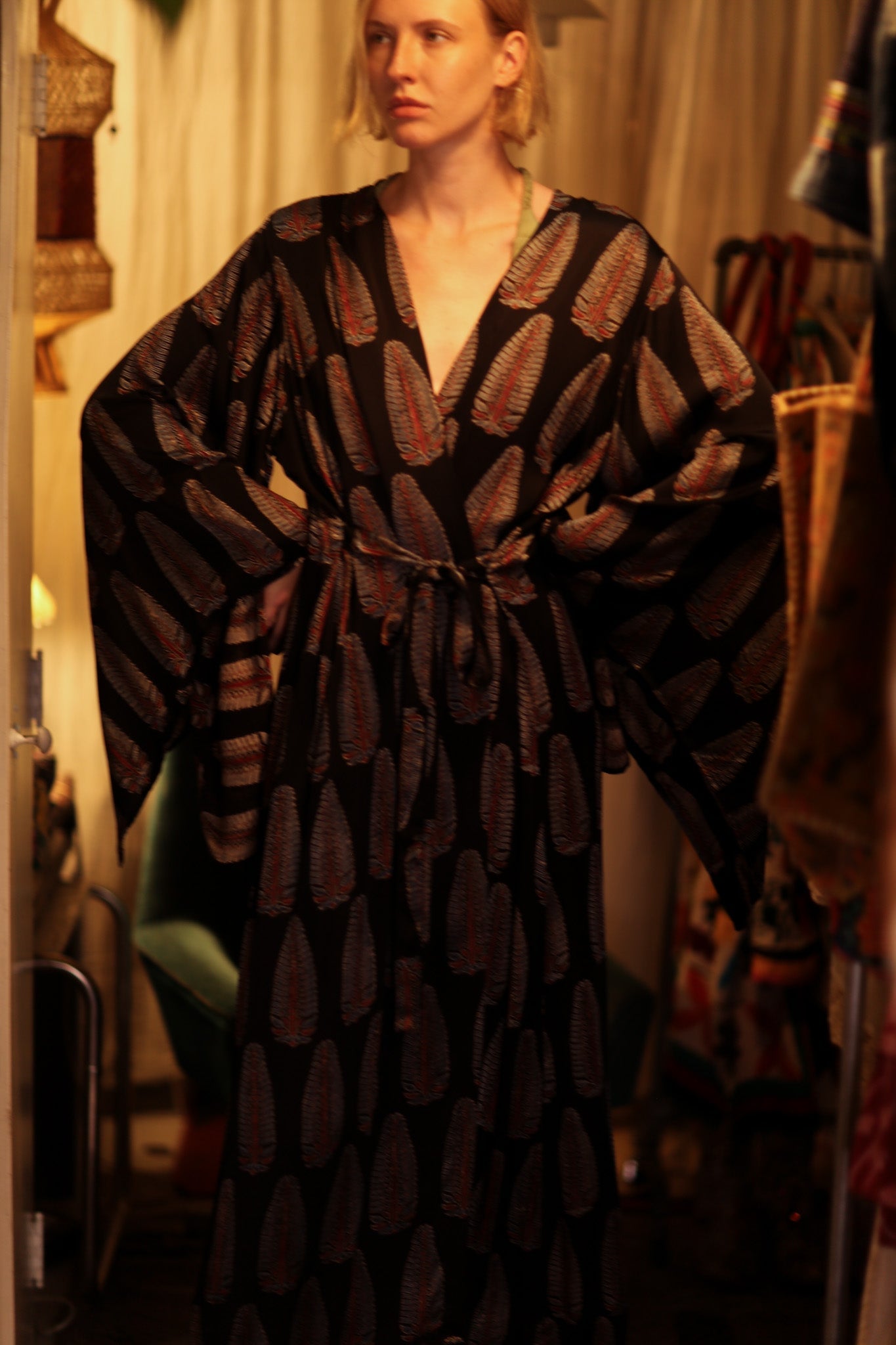 PINA SILK KIMONO BLACK FEATHER